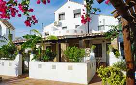 Das Ferienhaus 5 (mittig) mit den Häusern 4 und 6 (jeweils seitlich)